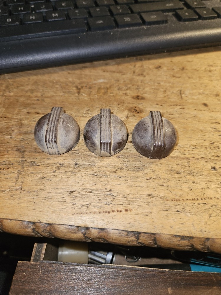 3 VINTAGE USED RCA BROWN BAKELITE TABLETOP RADIO KNOBS