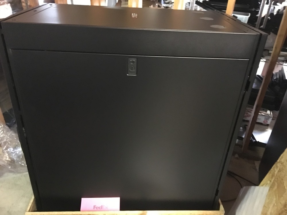 New APC AR3104 Server Rack Enclosure