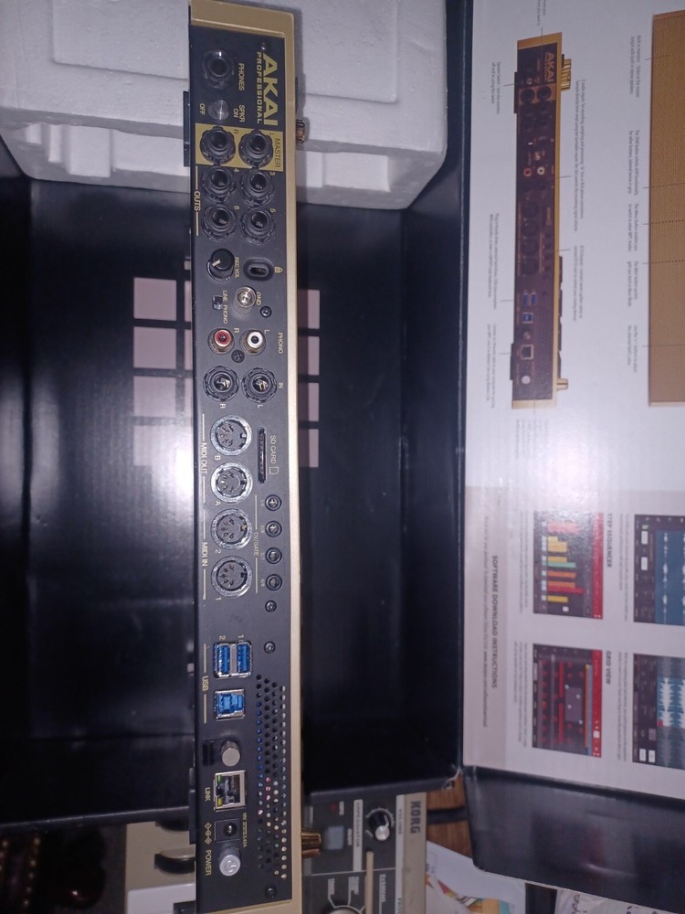 Akai Professional MPC Live Sampler - Gold