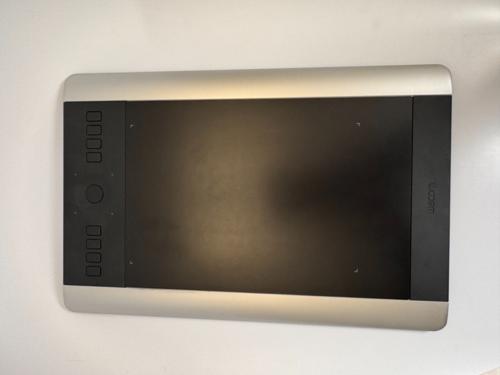 Wacom Intuos Pro Special Edition Medium with Pen (Multi-Touch NOT WORKING)