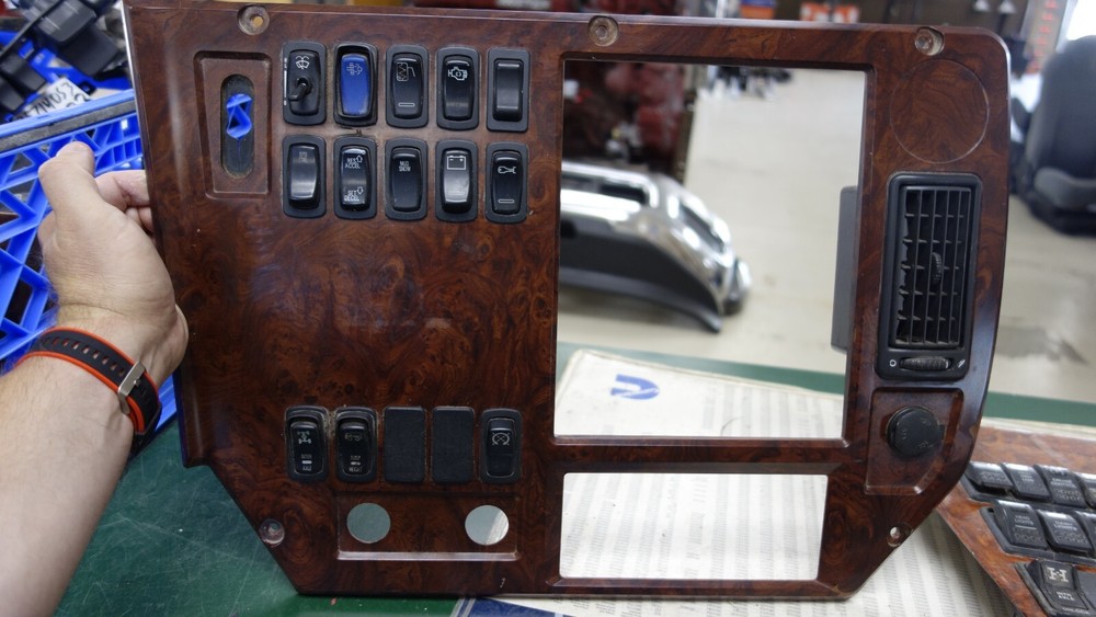 Mack CXU613 SWITCH PANEL Dash Panel - Used | P/N 84MT5102M