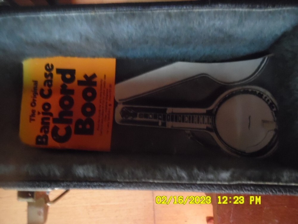 5 string alvarez banjo and hardshell case