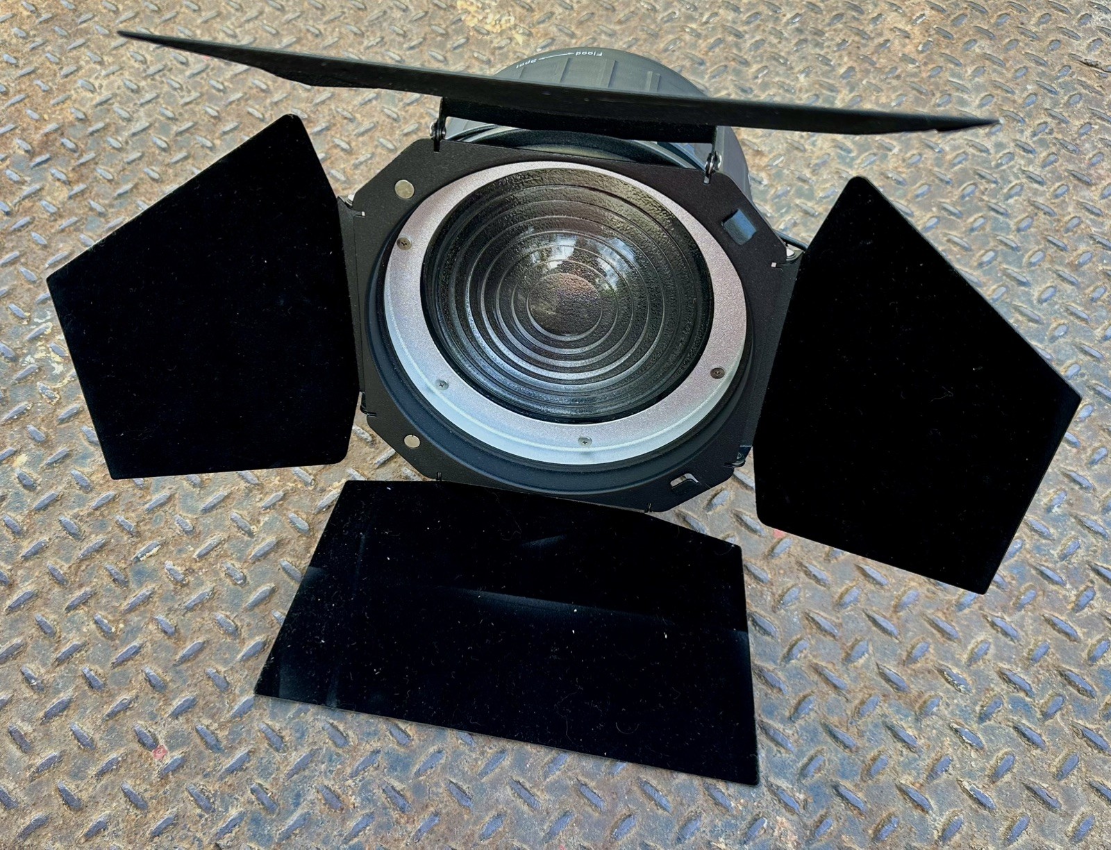 Aputure Fresnel 2X Bowens Mount – With Barndoors & Case