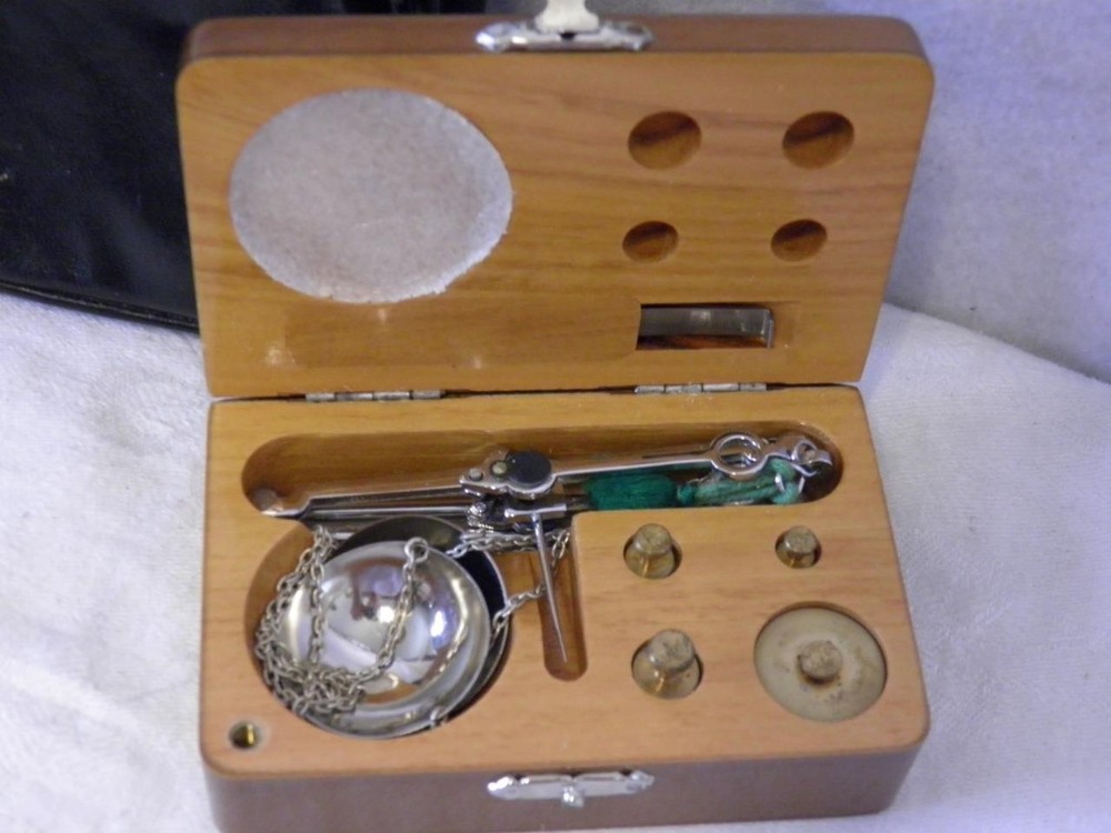 OCKET GOLD SCALE IN WOODEN BOX