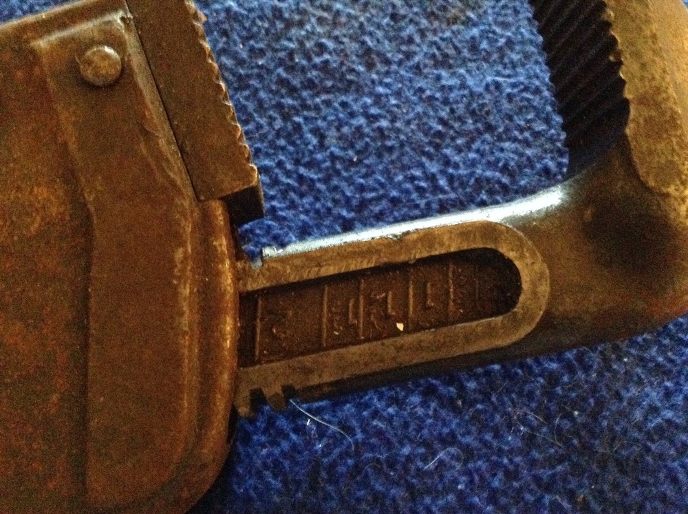 Rigid heavy duty pipe wrench