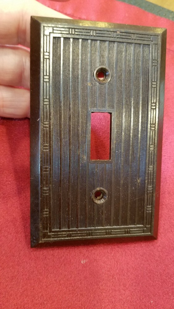 Vtg Single SWITCH PLATE BAKELITE BROWN RIBBED COVER LINED DECO DASHED BORDER -B4