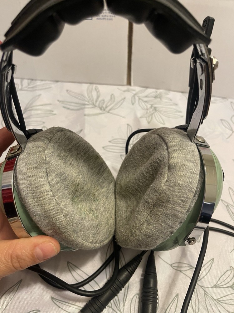 David Clark Noise Attenuating Aviation Headset/microphone. Model H10-20