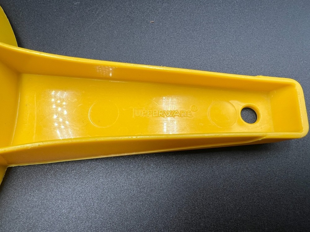 Tupperware Large 2 Qt Yellow Colander Strainer with handle 1523-1