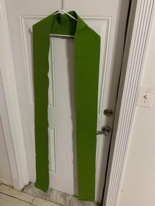 stole in green