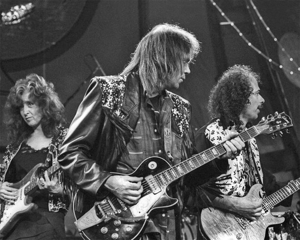 Famous Singer NEIL YOUNG Glossy 8x10 Photo Bonnie Raitt and Carlos Santana Print