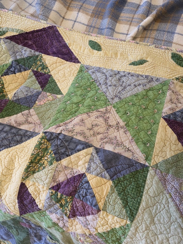 Vintage Handmade Reversible Grapes Floral Patchwork Quilt (Twin)