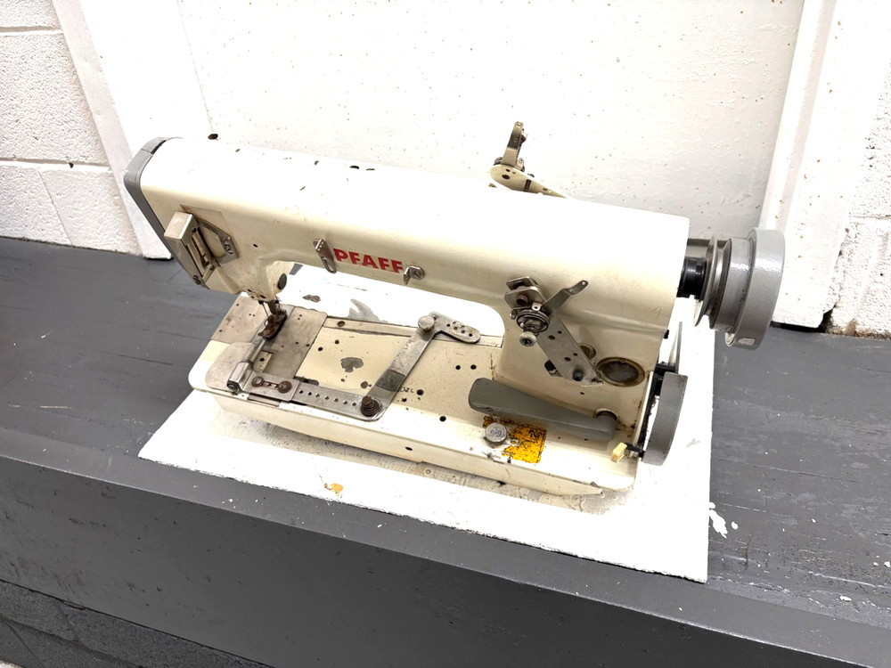 PFAFF 5483 ONE NEEDLE CHAINSTITCH W/ REVERSE INDUSTRIAL SEWING MACHINE