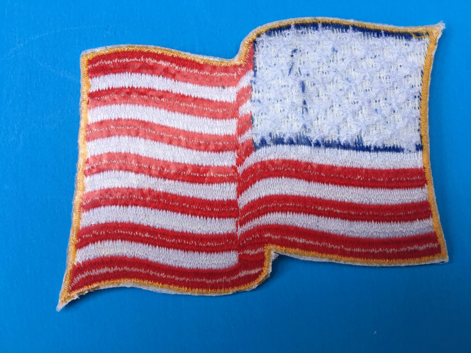 USA AMERICAN FLAG EMBROIDERED PATCH WAVING WAVY IRON-ON SEW-ON GOLD BORDER