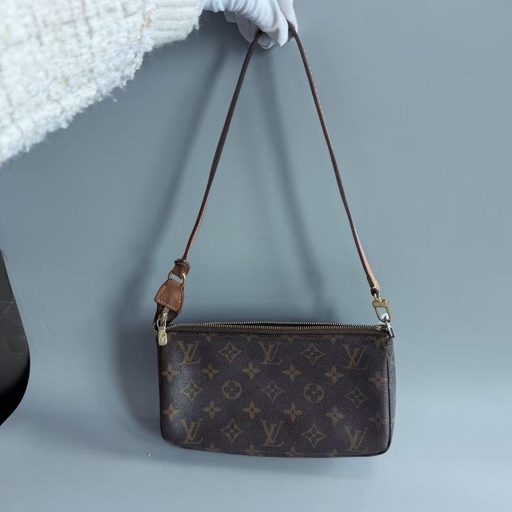 Louis Vuitton Pochette Accessoires Monogram Canvas Shoulde Bag versatile styles