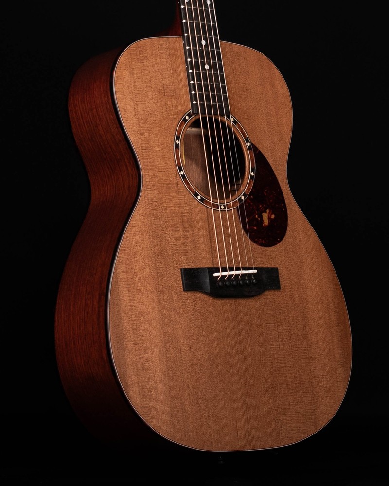 Eastman E2OM, Natural Cedar Top