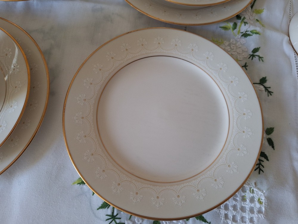 Dinner set, Noritake Caledonia pattern 7091, from Japan, 35 pieces