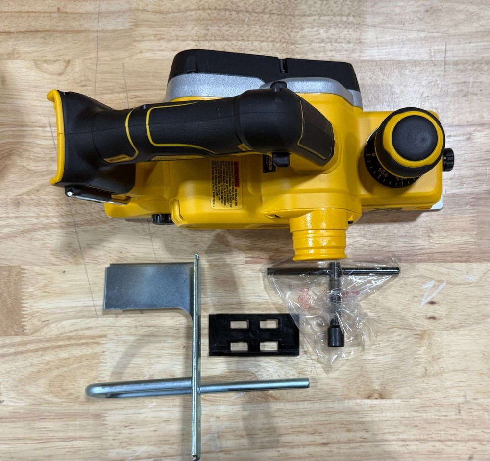 New! DEWALT 20v Max Wireless Handheld Planer (DCP580B)
