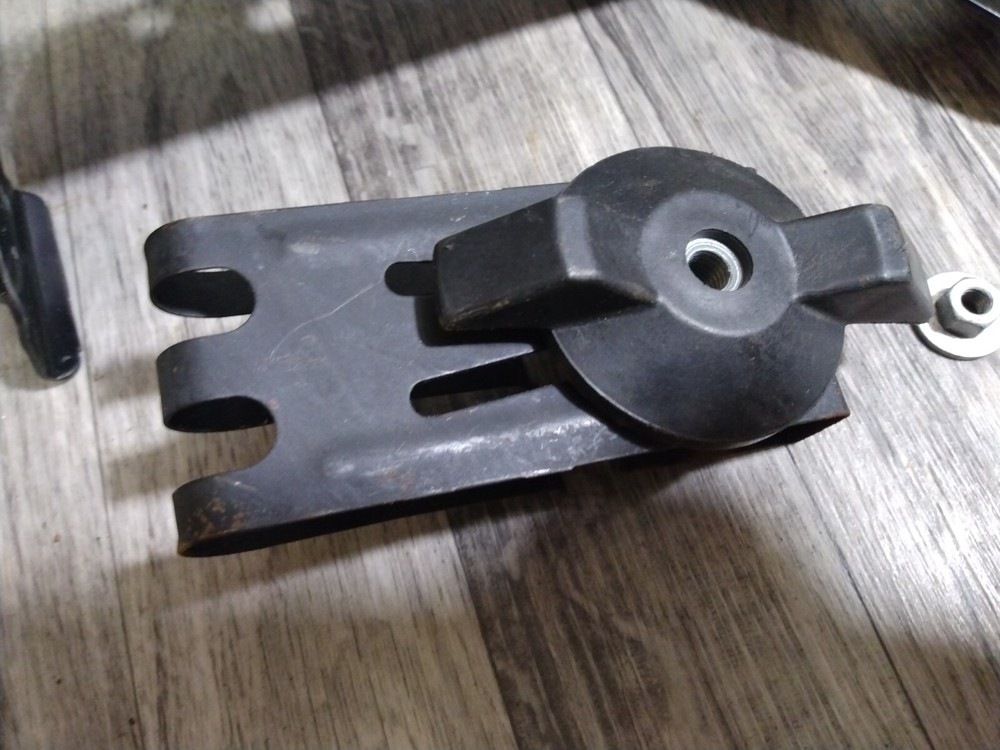 2000-2006 Tahoe Escalade Yukon Jack Bracket 15006348