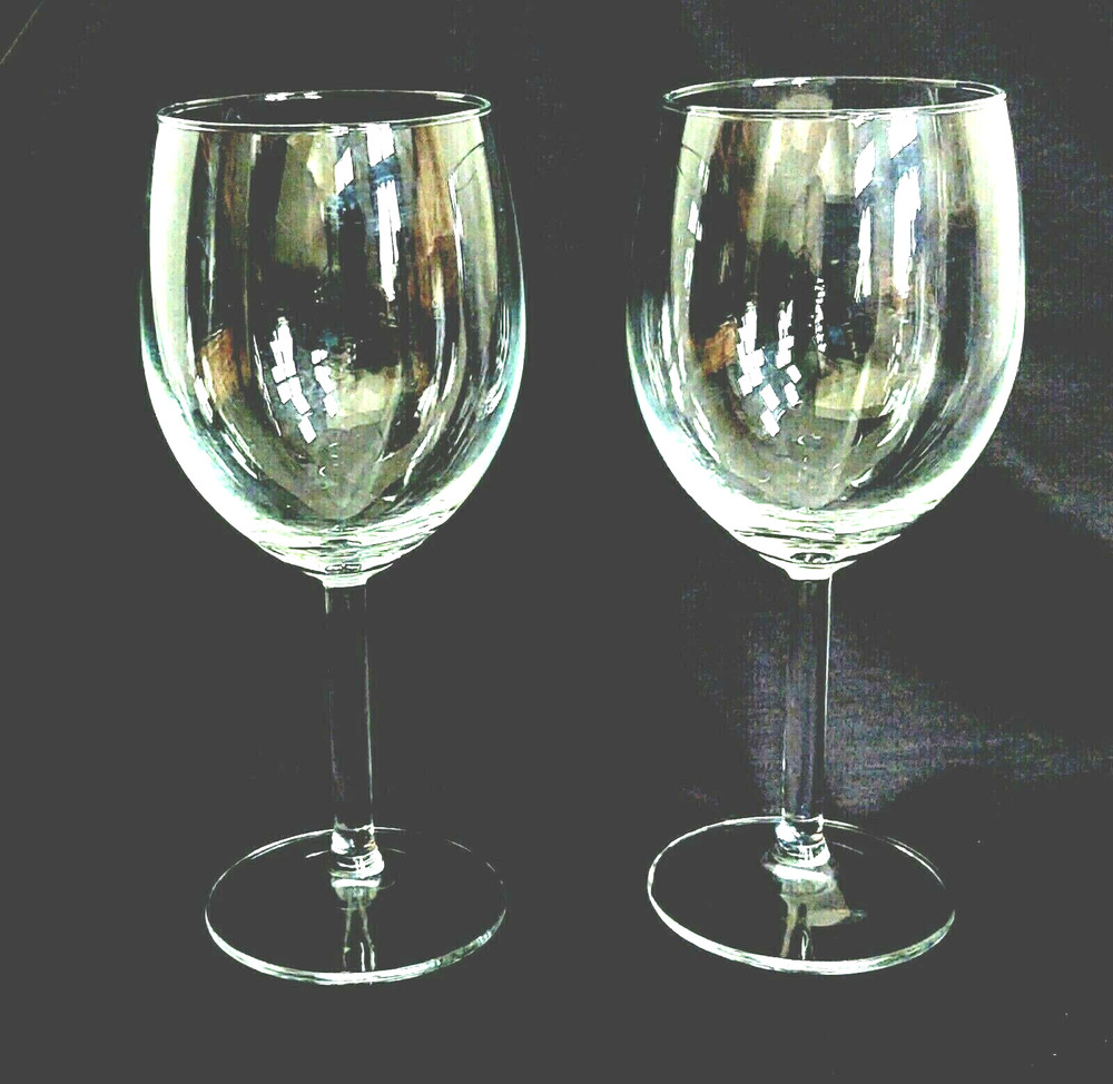 CLEAR GLASS WINE GLASSES  2
