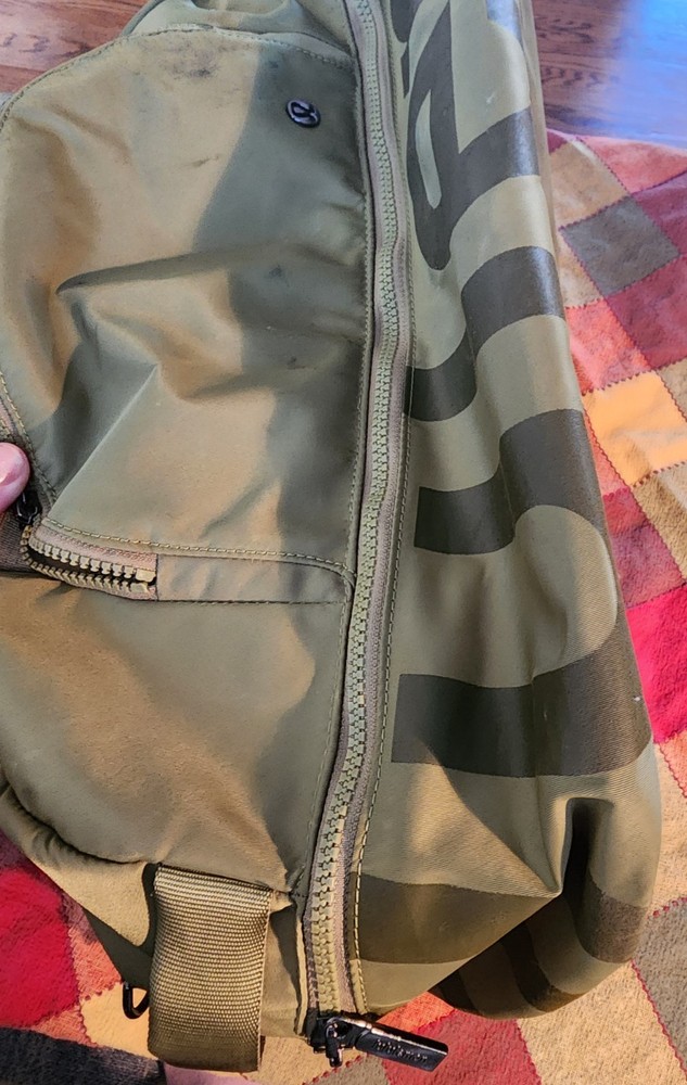 Lululemon Duffel Bag 29L Khaki Green Pre-Owned **NOTE