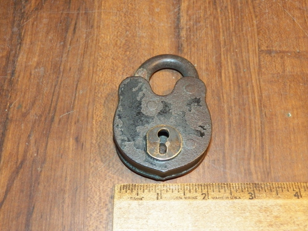 Vintage Padlock - No Key - Doesn't latch