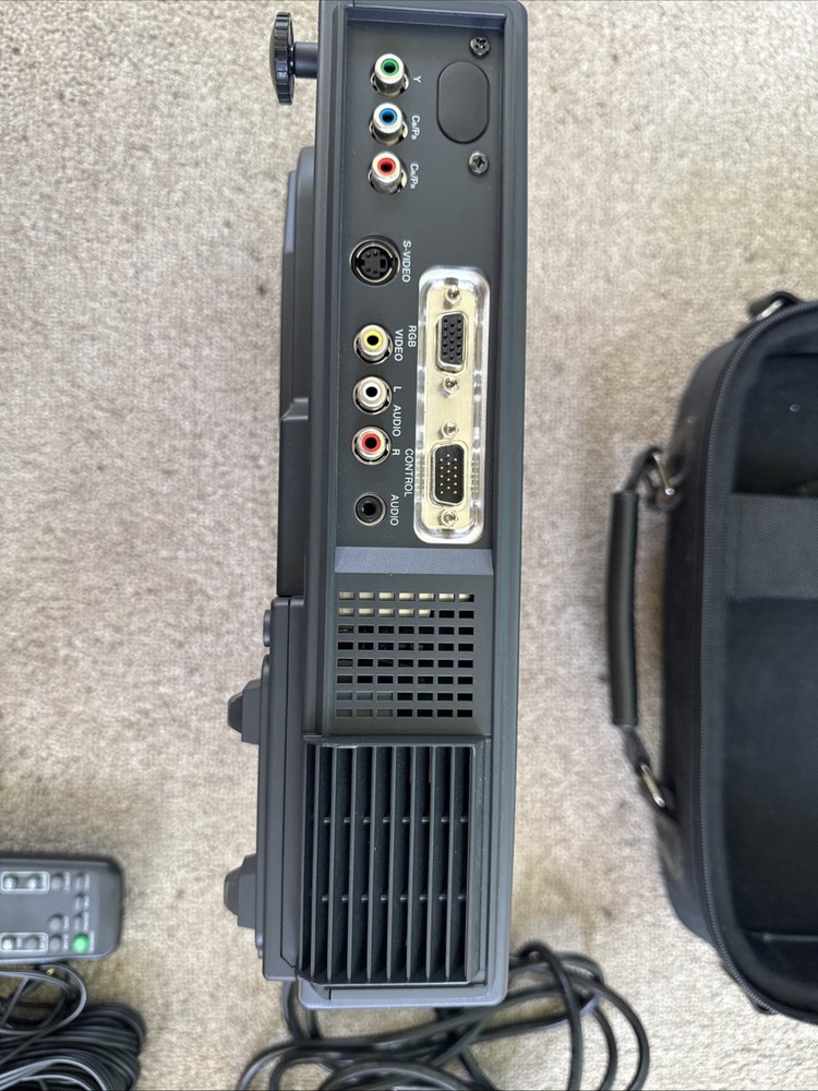 ViewSonic PJ501 3 Panel LCD Digital Multimedia Projector VPROJ25048-1W With Case