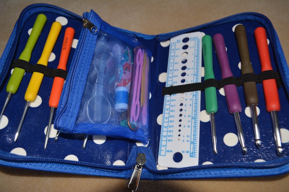 Be Creative Crochet Hooks Set Kit - Zippered Case w/ Hooks & Accessories New?