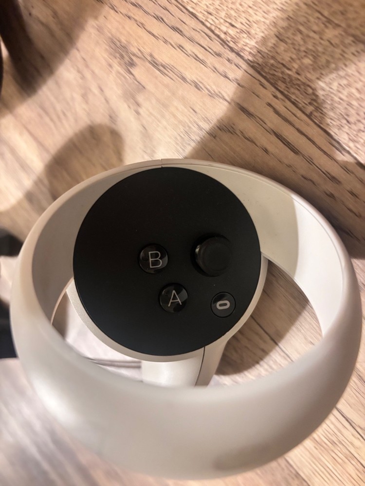 Meta Quest 2 white 64gb with controllers (Barely used)
