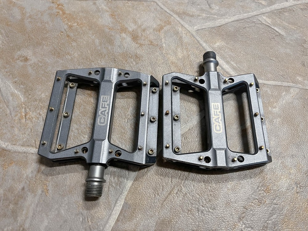 Cafe sealed bearing flat platform pedals