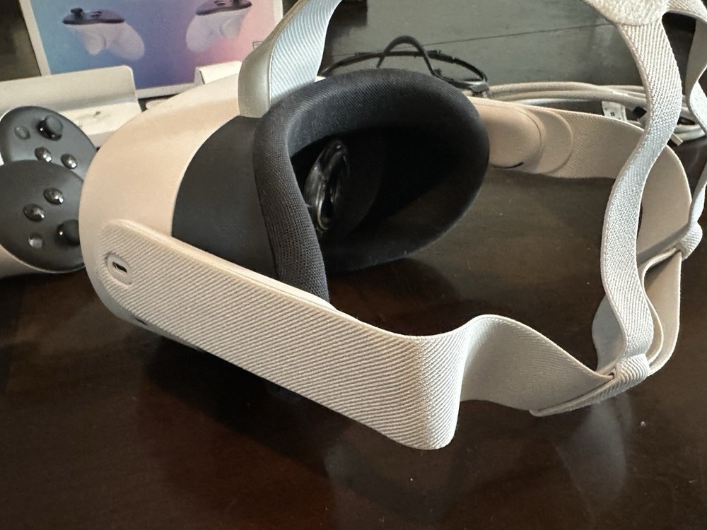 Meta Quest 3S 128GB VR Headset Batman Arkham Shadow Edition