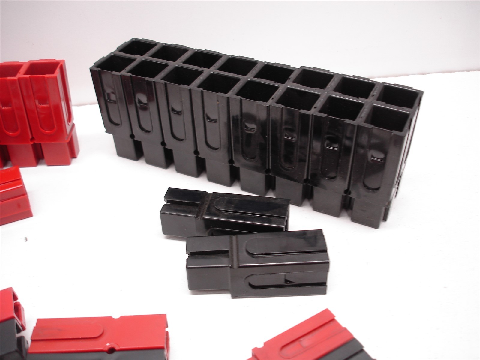 165 TOTAL NASCAR ASSORTED ANDERSON QUICK CONNECT BATTERY WIRE CONNECTOR HOUSINGS