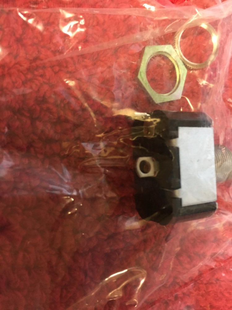 7580K7 ON- OFF SPST TOGGLE SWITCH NOS