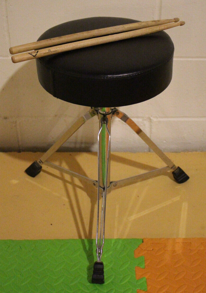 Drum throne with drum sticks