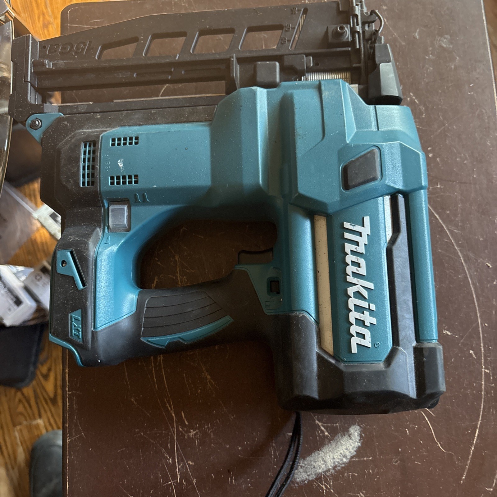 Makita XNB02Z 18V LXT 16-Gauge Cordless 2-1/2 in. Straight Finish Nailer