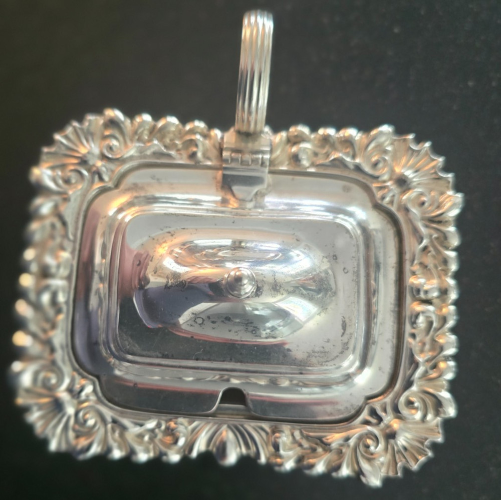 Vintage Lidded Silver Plated Clam Shell Condiment/Salt Dish With Spoon