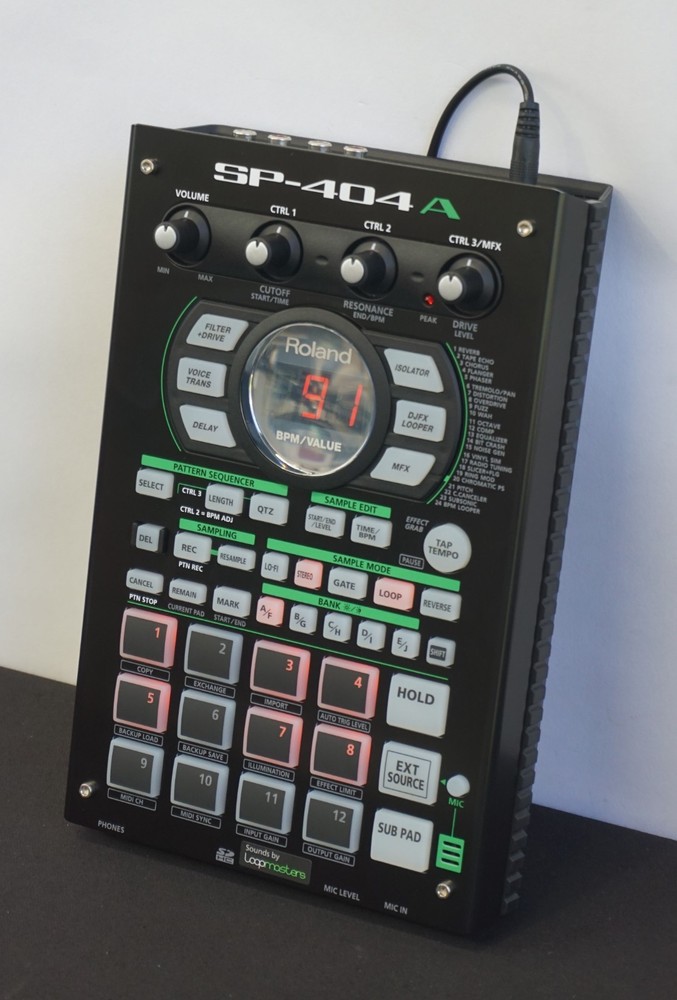 Roland SP-404A Linear Wave Sampler Black Production Sampler / Drum Machine