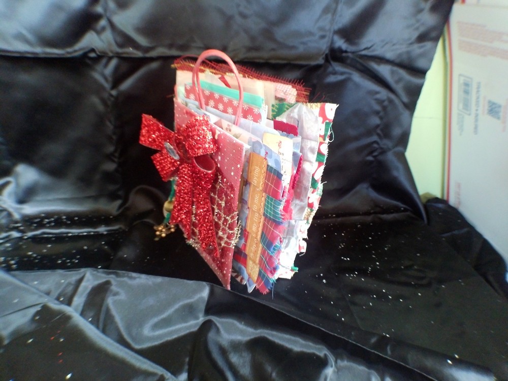 chrstmas present junk journal for all your keepsake needs to enjoy