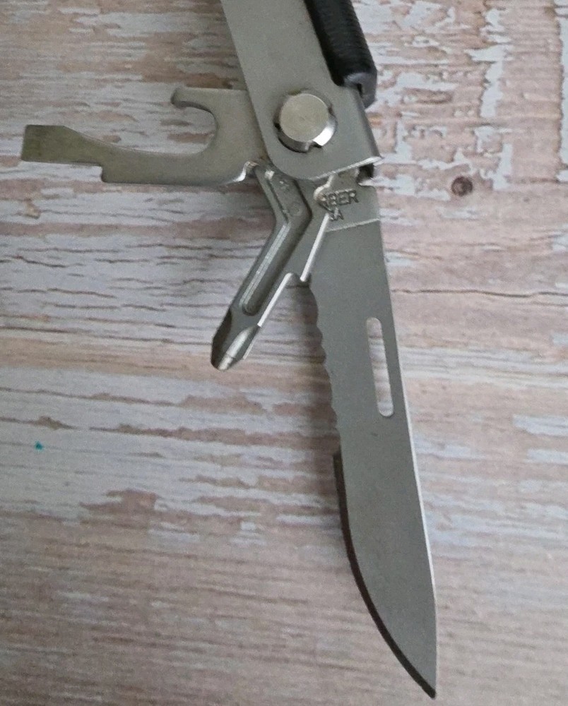 Gerber Multi Tool Needlenose MP400 with Scissors & Drop Point Blade