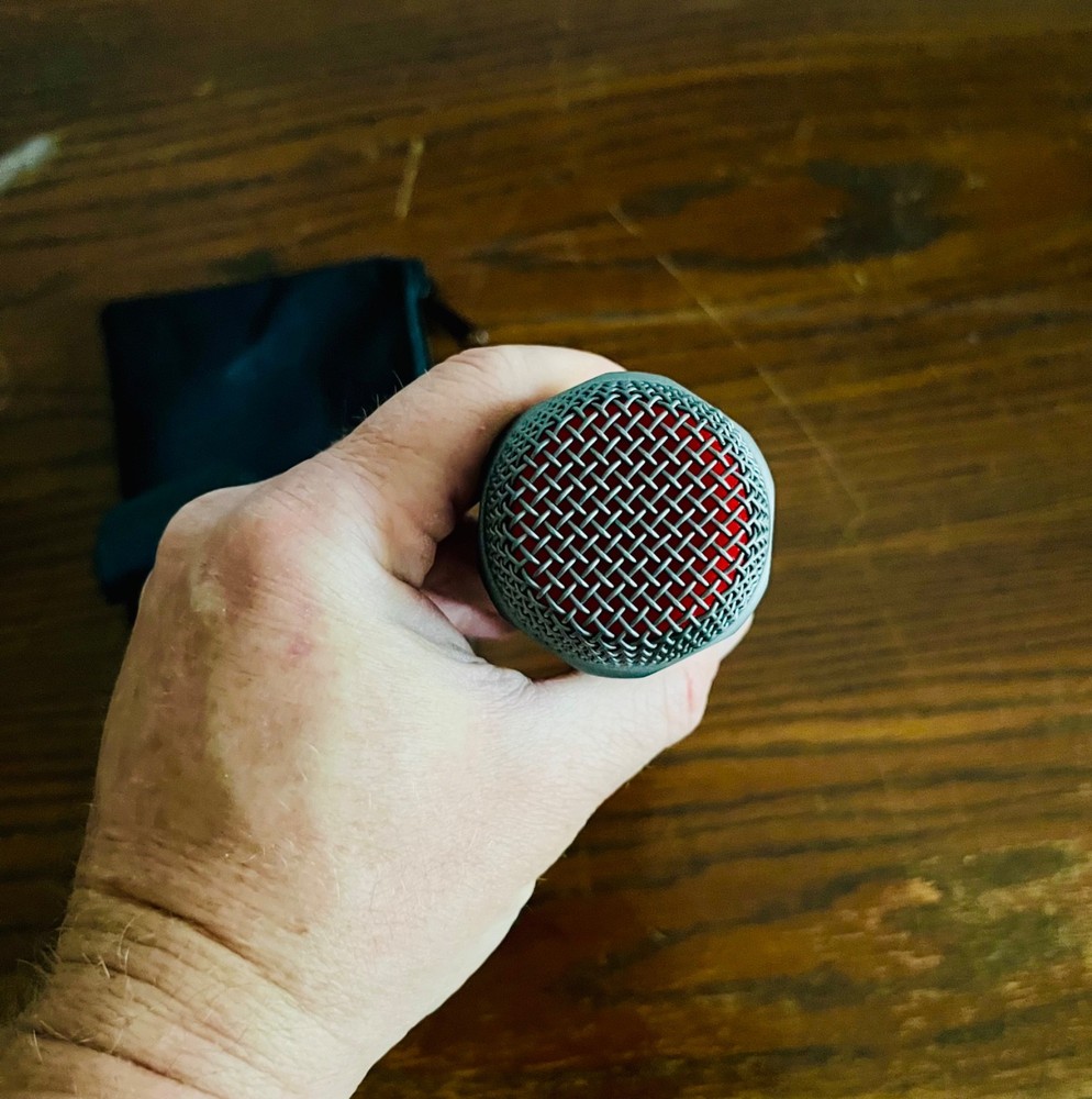 sE Electronics V7 Supercardioid Dynamic Handheld Vocal Microphone w/case & clip
