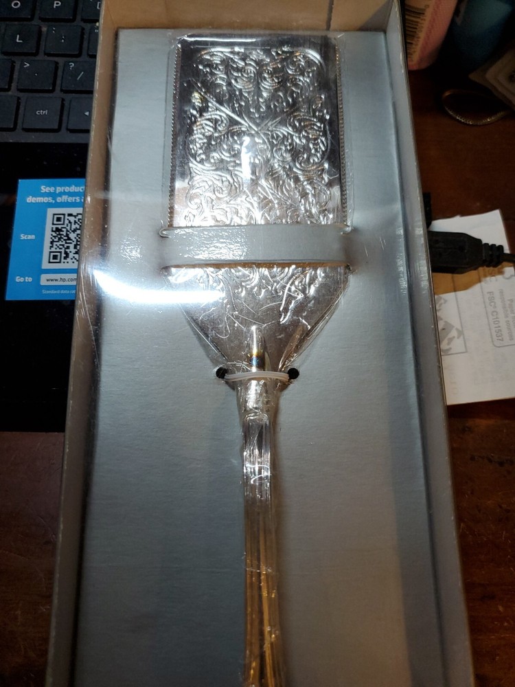 Wilton Cake Server in Original Box -- never used Extra Nice