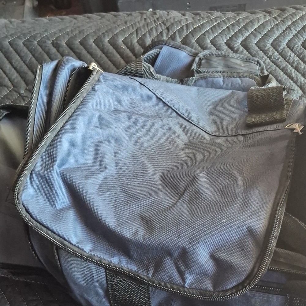 Everest Navy Black Gym Bag Polyester Adjustable Strap Zip Closure 3 Pockets