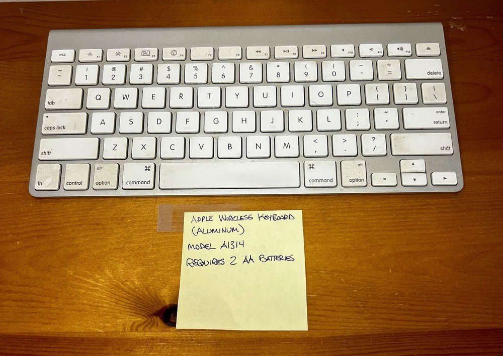 Apple Mac A1314 Wireless Keyboard Silver & White Fully Working Good Condition