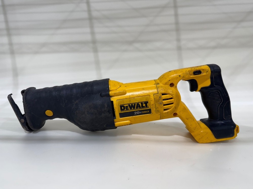 Dewalt DCS380 20V Max Variable Speed Reciprocating Saw Tool Only Used Tested
