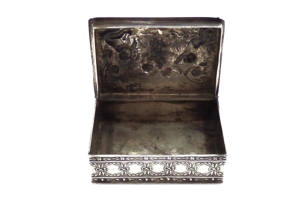 Antique Putti Repousse 900 Silver trinket/snuff box