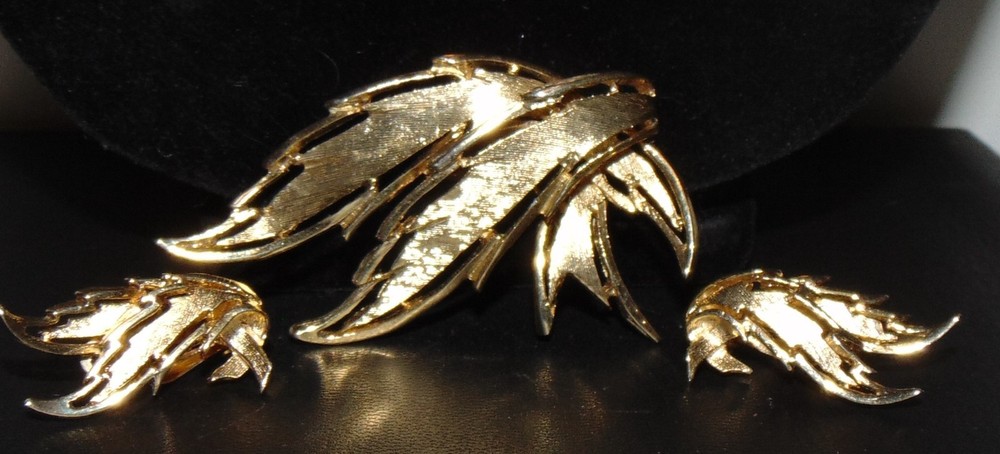 FELL Gold Tone Pin with Matching Clip On Earrings