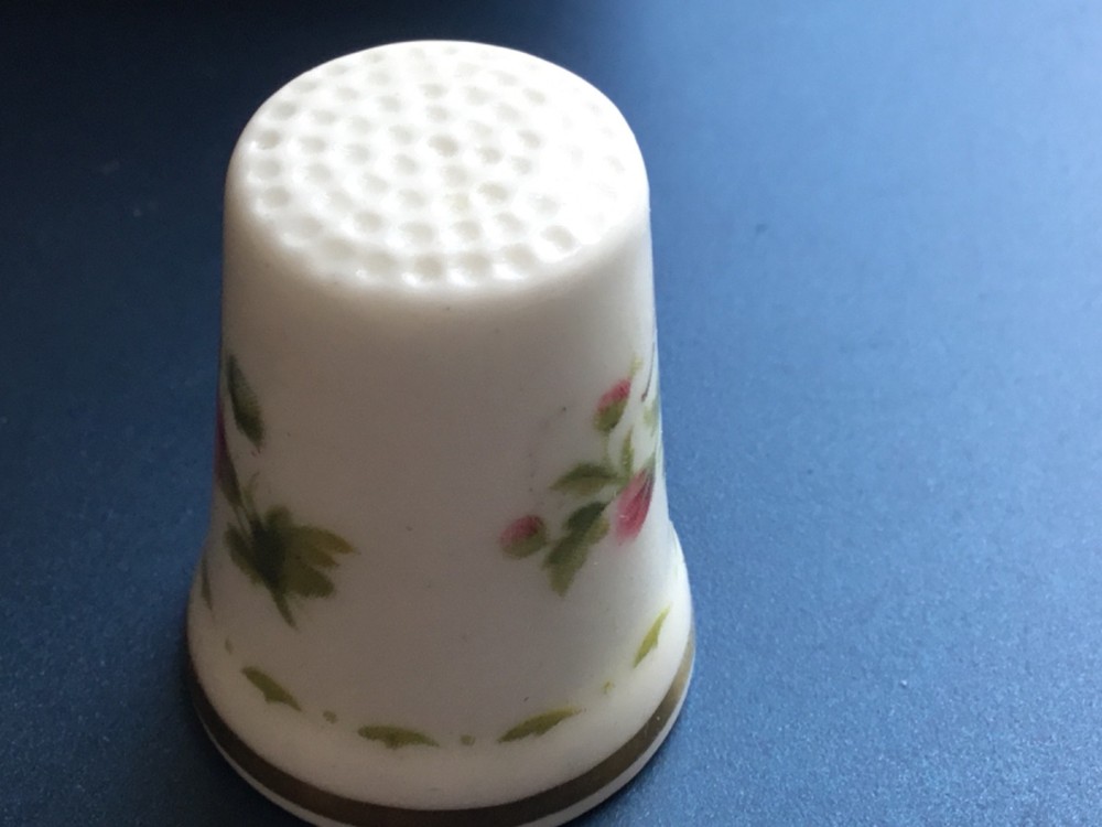 November - Royal Albert - thimble - Z