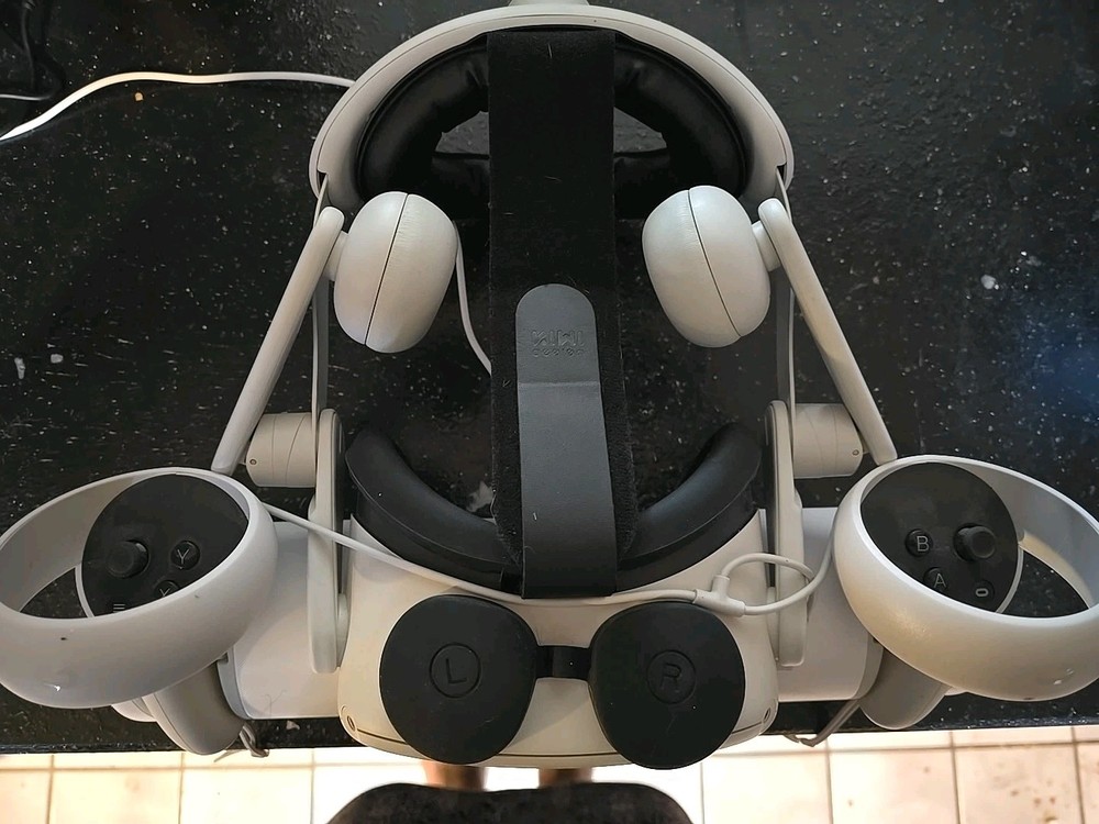 Meta Oculus Quest 2 128GB W/Controllers & Charging Dock