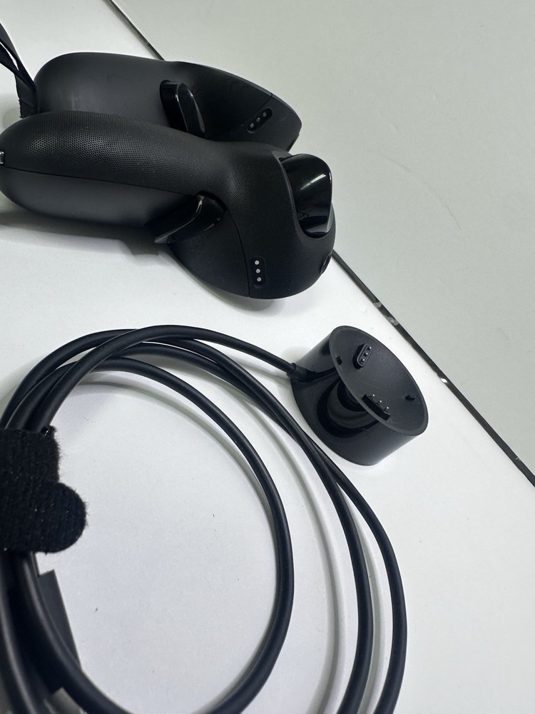 Meta Quest Pro Controllers Left & Right Pair Set W/ Compact Charging Dock