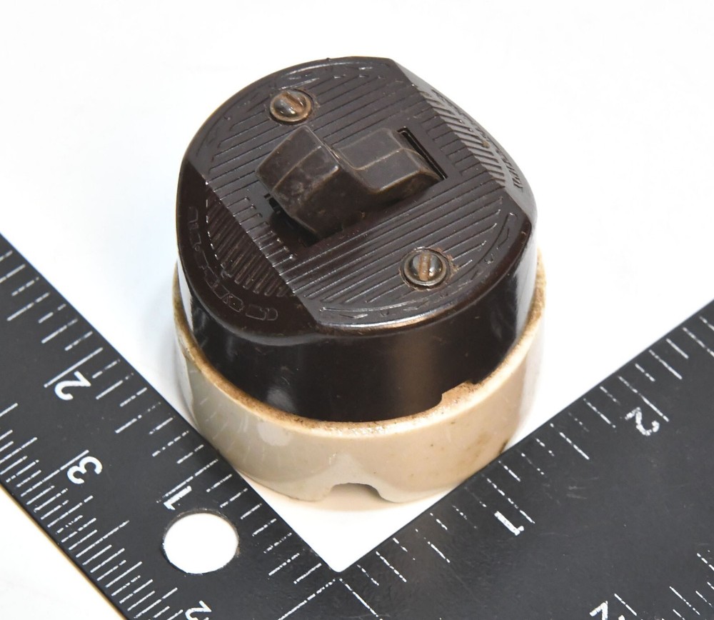 VINTAGE INDUSTRIAL LEVITON BAKELITE TOGGLE SWITCH CERAMIC BASE