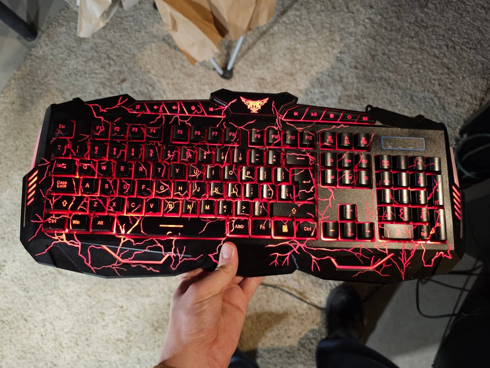 gaming keyboard with red lightning glow READ DESCRIPTION | Used
